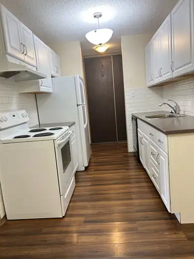 2 bedrooms Washer & dryer Fridge, stove and dishwasher Air conditioning Close to University Close to...