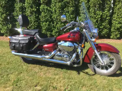 Honda Shadow 2005, 750cc, mécanique A1, pneu arrière et batterie changés en 2023. Entraînement: ´dri...