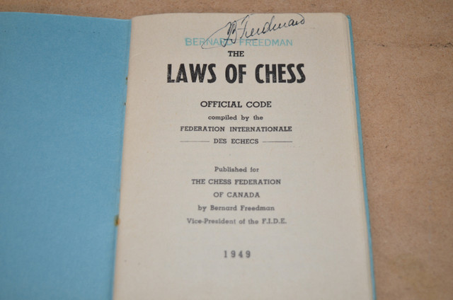 VINTAGE CHESS SET WITH RARE 1949 LAWS OF CHESS BOOK SIGNED BY BE in Arts & Collectibles in Mississauga / Peel Region - Image 4