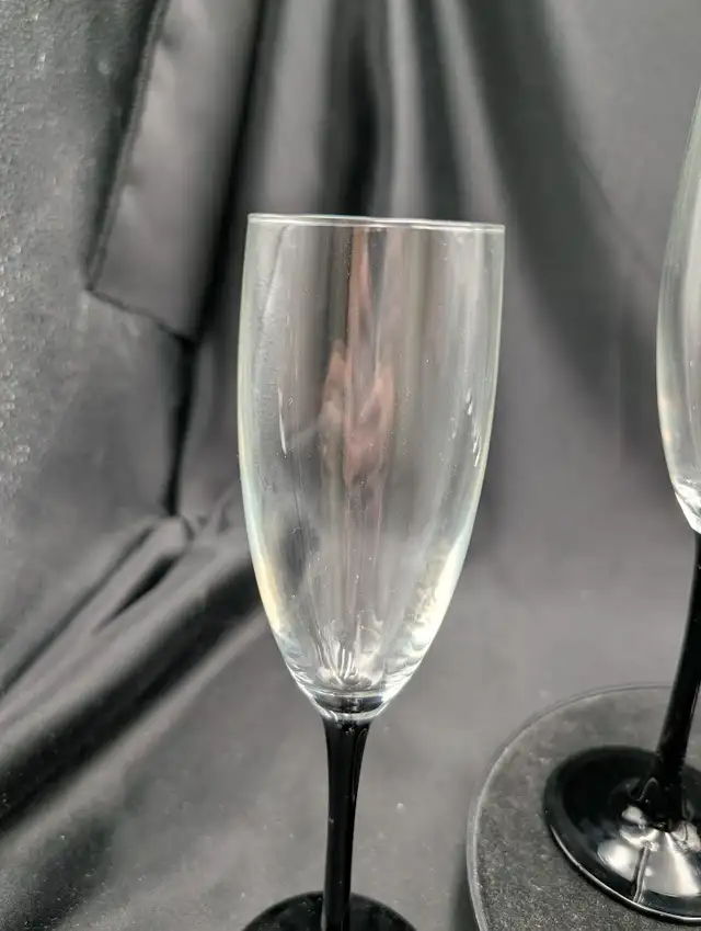 Luminarc Domino Black Stemmed Champagne Flutes Set of 4 in Kitchen & Dining Wares in Calgary - Image 7