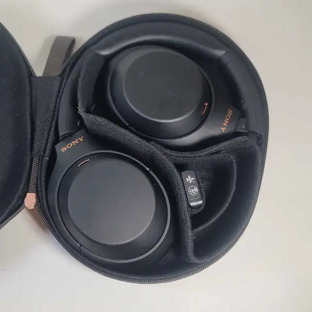 Sony WH-1000XM4 in Headphones in City of Toronto - Image 3