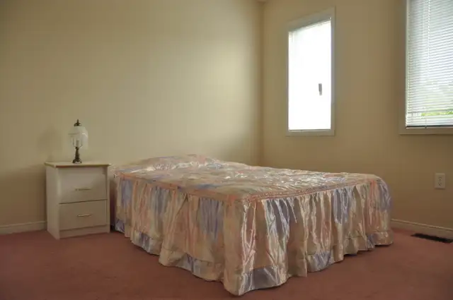 5 min walk to DC/UOIT North Oshawa private room available June 1
