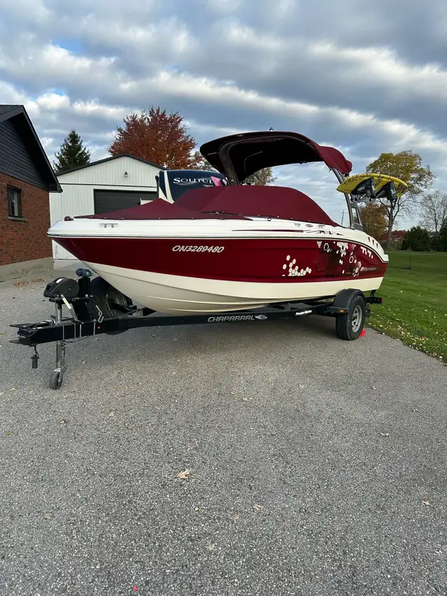 2012 Chaparral H2O Sport Ski Boat in Powerboats & Motorboats in London - Image 4