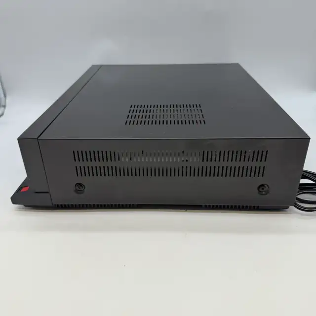 Sanyo VCR 4035 SuperBeta Betamax Video Cassette Recorder in General Electronics in City of Toronto - Image 7