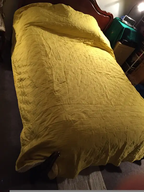 Vintage 50s Quilted Yellow Double-Queen Sz Bed cover - 94" X 88" in Arts & Collectibles in City of Toronto - Image 4