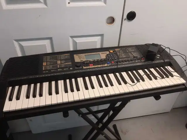 Yamaha PSR-225 keyboard with power supply in Pianos & Keyboards in City of Montréal - Image 5