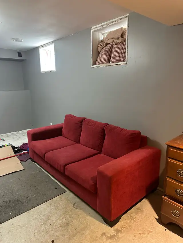Red Couch535727045304002564