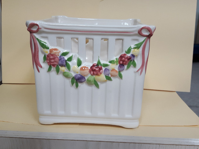 Vintage Fine Pottery Container with Floral Garland & Ribbon Trim in Arts & Collectibles in Mississauga / Peel Region - Image 2