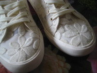 WOMEN'S WHITE SNEAKERS / SHOES, SIZE 11, NEW IN BOX