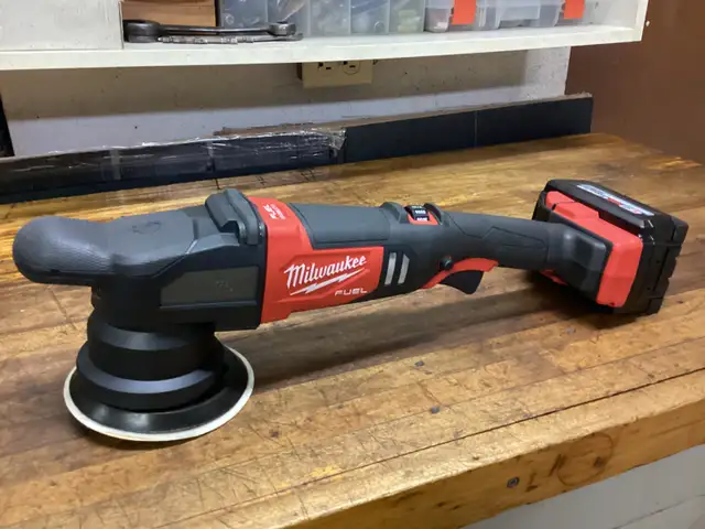 MILWAUKEE M18 FUEL BR. 15MM RANDOM ORBITAL POLISHER/6.0 AH BATT. in Power Tools in Barrie - Image 2
