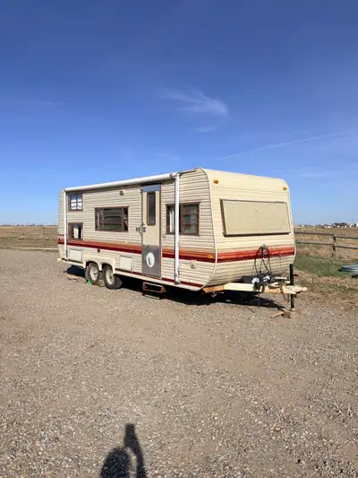 24’ Sleeps 6 Please note that this trailer is in used condition, but considering its age it is in gr...