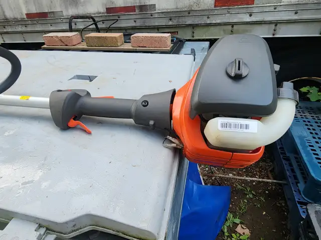 Husqvarna 122C Weedwacker Trimmer, 16" Gasoline, 0.8 HP in Outdoor Tools & Storage in Windsor Region - Image 11