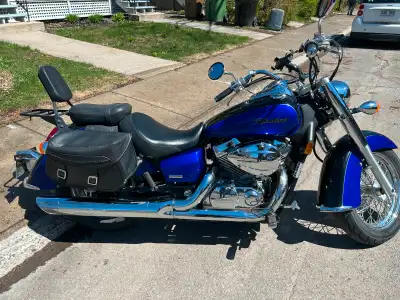 Honda Shadow VT750 2005, 22,700KM vient avec 2 casques, 2 sacoches, et une petite sur les poignés (n...