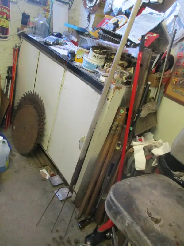 OLD VINTAGE MA & PA KETTLE 3 TYNE HAY RAKE TOOL $15. YARD DECOR