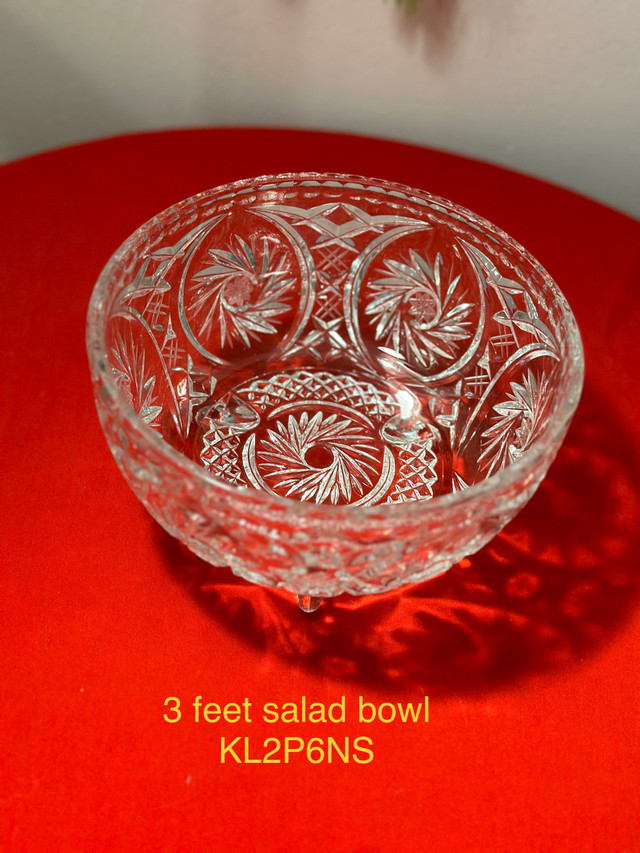 Vintage Pinwheel crystal 3 leg salad bowl. Centrepiece Excellent in Kitchen & Dining Wares in Mississauga / Peel Region - Image 2