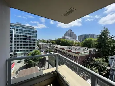 Fully furnished modern and bright 1 bedroom + Den, 1 bathroom apartment is a South East-facing corne...