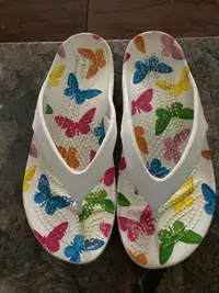 Girls croc flip flops -size 5