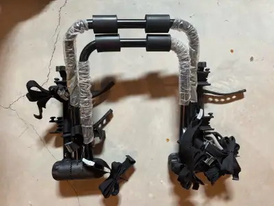 In Excellent condition Holds 2 bikes Trunk mount