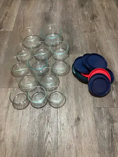 Assorted Pyrex containers Seal keeps food fresh