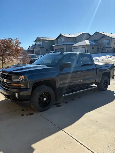 2017 Chevy Silverado LT Z71 152,000km Tow Package Off Road Package After Market Rims Window and tail...
