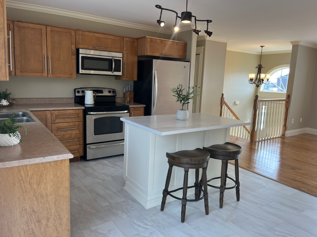 TORBAY - 3 BEDROOM / 2 BATH/ 3 VEHICLE PARKING !