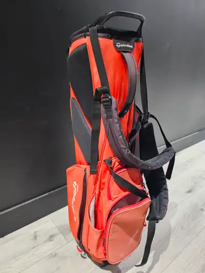 TaylorMade FlexTech Stand Bag Lightweight and easy to carry, great for walking rounds. - 4-way top d...