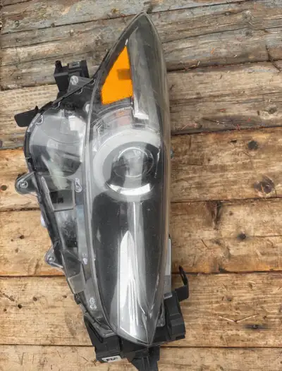 Mazda 3 2017-2018 OEM PASSENGER SIDE HEADLIGHT