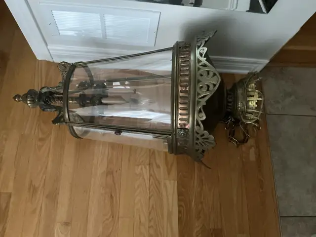 BEAUTIFUL BIG VINTAGE BRASS CHANDELIER  in Indoor Lighting & Fans in City of Montréal - Image 3