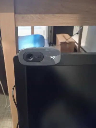 This Logi webcam captures clear 720p video, making it perfect for video calls and online meetings. T...