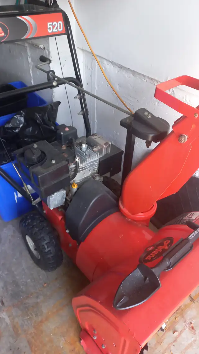 Snow blower in Snowblowers in Markham / York Region - Image 12