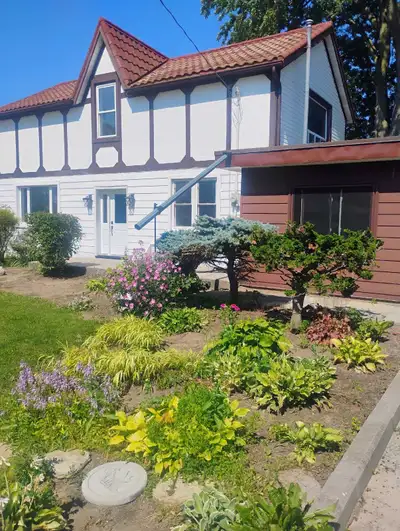 Currently set up as a 3 bedroom 2 bath home. Recently been fully renovated top to bottom features: N...
