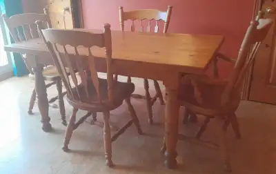 Table is in great condition with 2 one-foot leaves that can be inserted at each end to lengthen it f...