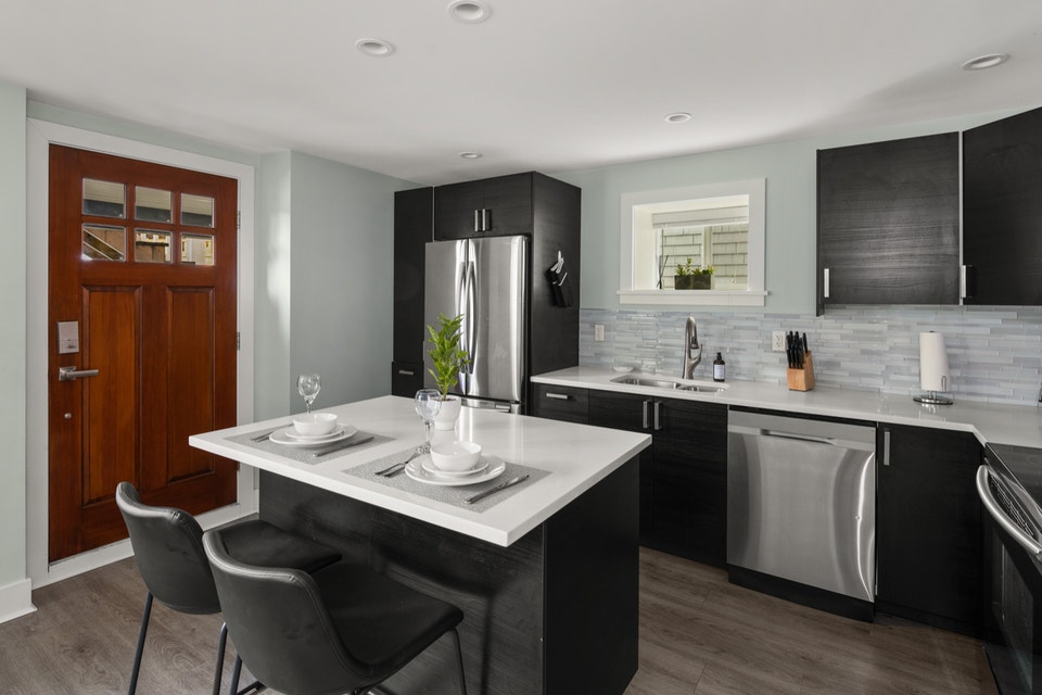 3BR FURNISHED Pet-friendly Garden Suite Steps to Oak Bay Village 2