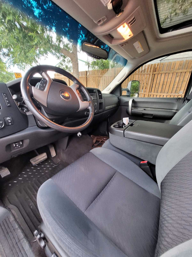 2009 Silverado LT Diesel 4×4 Crew cab.ONLY 102,000 KM'S in Cars & Trucks in Medicine Hat - Image 4