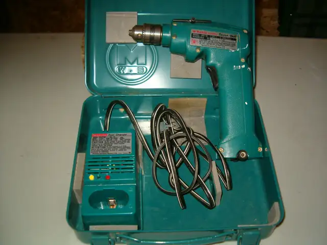 Makita Cordless Drill and Asst. Electric Drill Set! in Other in North Bay - Image 3