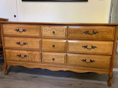 Antique Solid Maple 9 Drawer Dresser Excellent condition. All drawers in working order. No damage 60...