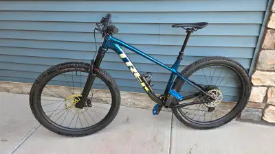2022 Trek Roscoe 8 Mountian Bike, View more