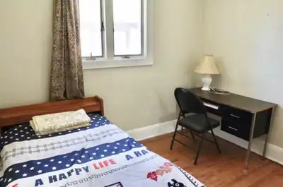 Room for rent -- Near University