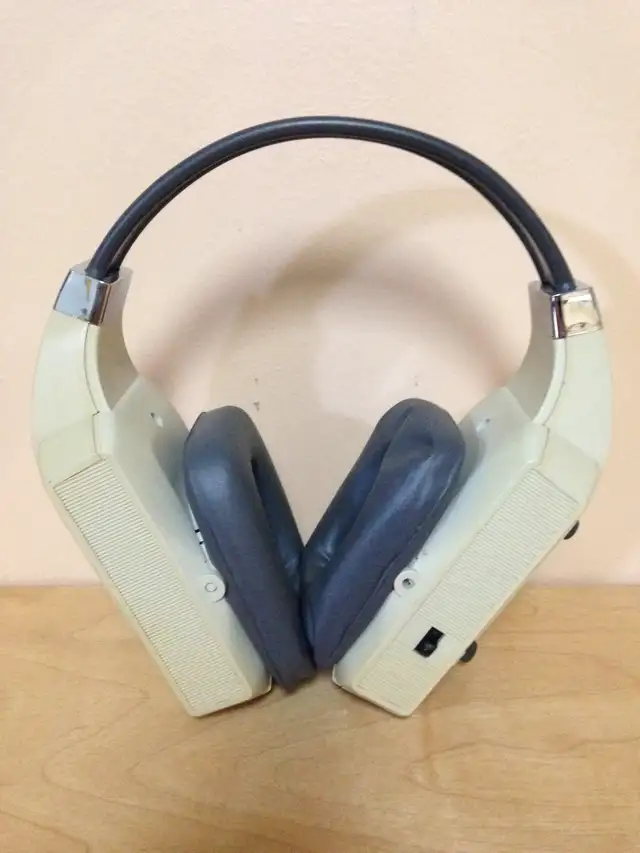 Vintage Tandy AM/FM twin speaker headset radio in General Electronics in Winnipeg - Image 2