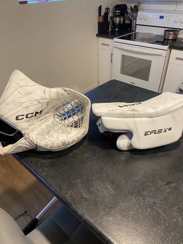 Complete Senior Ice Hockey Goaltender CCM Set in Hockey in London - Image 7