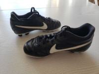 Soccer or baseball cleats / Souliers à crampons soccer-baseball