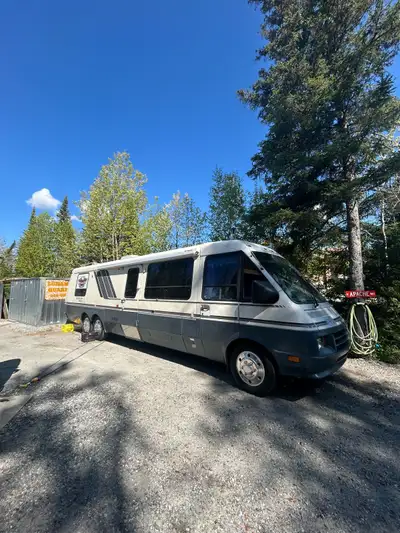 32ft Class A New Engine - Ford 460 Gas - Low Miles C64 Ford Transmission 4 Barrel Carb New Condition...