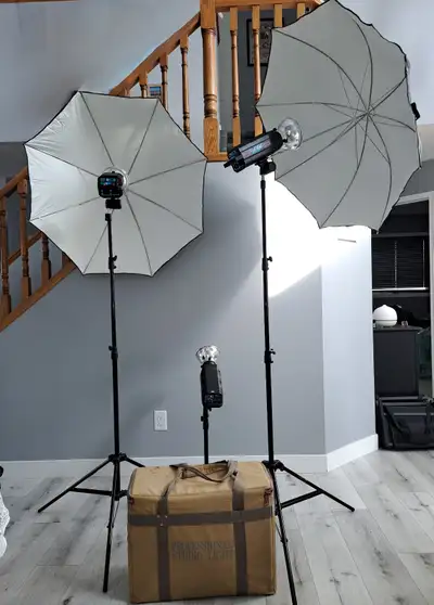 Complete Britek studio lighting kit in excellent condition — perfect for beginners and professionals...