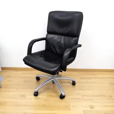 The Nienkämper Senator Office Chair is a premium boardroom and meeting room seating solution, design...