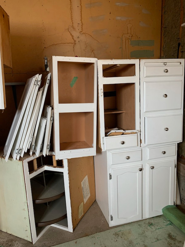 Free cabinet in Cabinets & Countertops in Calgary - Image 2