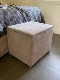 Pouf gris avec espace de rangement 