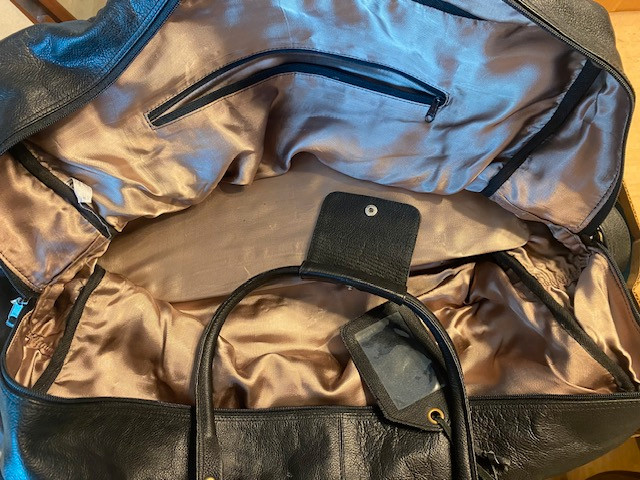 Leather Travel Bag in Women's - Bags & Wallets in Winnipeg - Image 4