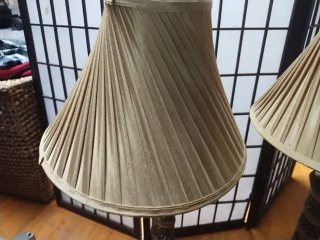 2 vintage french provineial table lamps with pleated silk shades in Indoor Lighting & Fans in Oshawa / Durham Region - Image 6