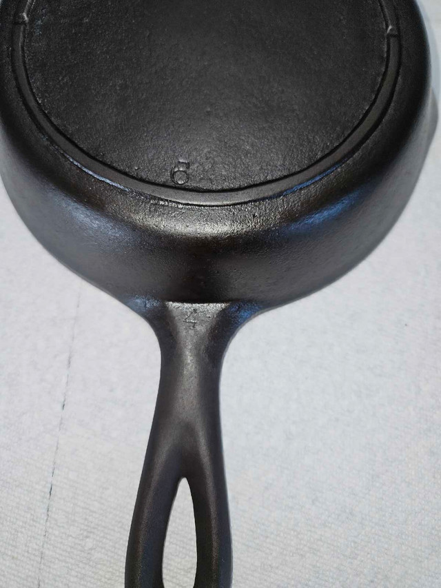 Lodge No 3 Cast Iron Pan , 3, 6, 4 in Arts & Collectibles in Belleville - Image 3