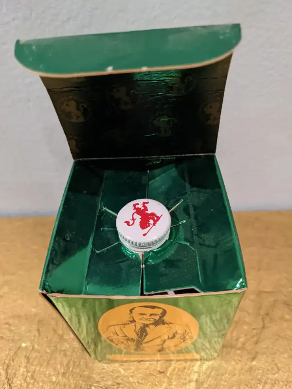 1993 Old St. Andrews Scotch Whiskey Miniature GolfBall decanter in Arts & Collectibles in City of Toronto - Image 4